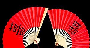 Treo quạt giấy đón vận may vào nhà