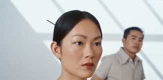 Ngồi sau ghế nghe vợ nói chuyện với nhân tình mà tôi nóng bừng cả mặt