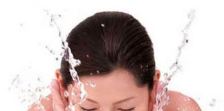 Rửa mặt 2 lần mỗi ngày để có làn da đẹp.