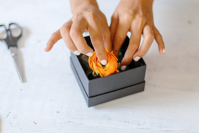 Cách cắm hoa mao lương trong hộp đựng quà cực xinh - 5