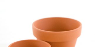 Làm chuông gió sáng tạo từ chậu hoa