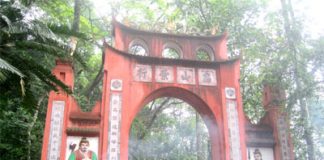 Đến thăm khu di tích lịch sử Đền Hùng