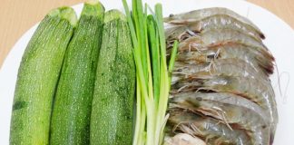 Ngon cơm bữa trưa với tôm xào bí ngòi