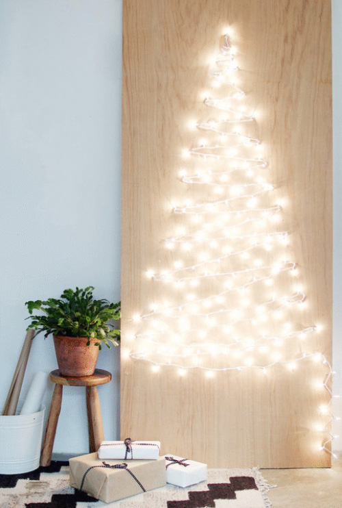 Cách làm cây thông Noel phát sáng cho nhà chật