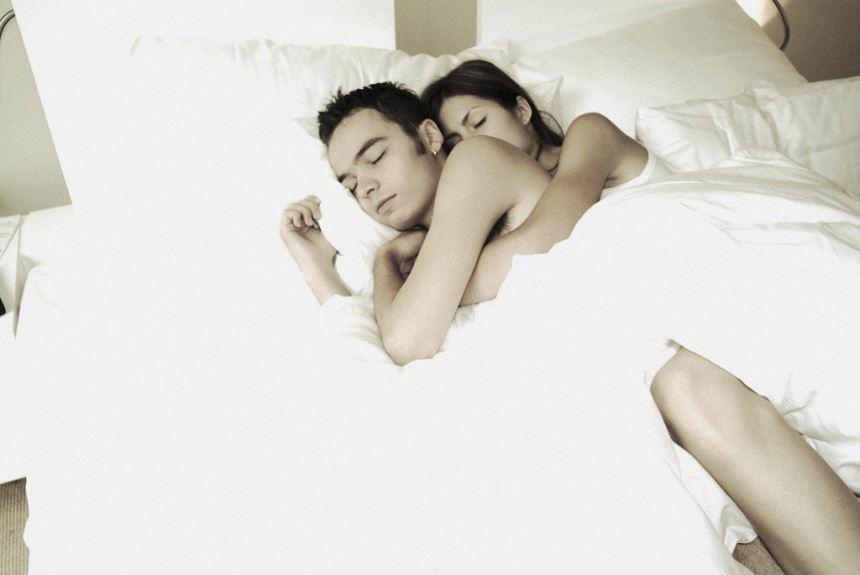 Tư thế ngủ nói gì về vợ chồng bạn?