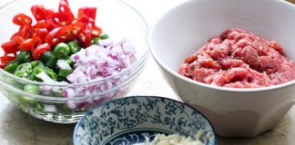 Bữa trưa với thịt bò xào băm măm măm cùng cơm trắng