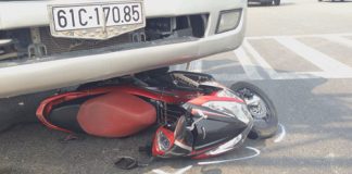 Bị xe ben cuốn vào gầm, kéo lê trên đường, hai cô gái may mắn thoát chết