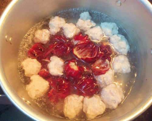 Cách nấu canh chua hoa atiso đỏ với thịt bổ dưỡng