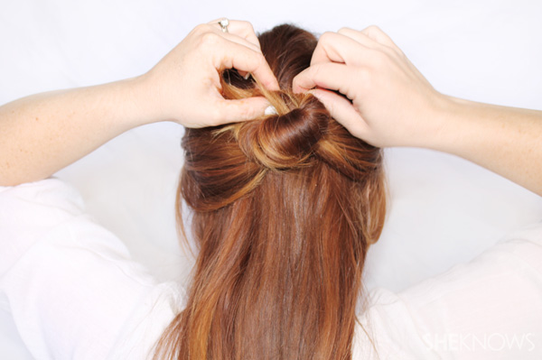 Thực hiện 3 cách búi tóc đơn giản mà 'sang chảnh' với ghim tóc
