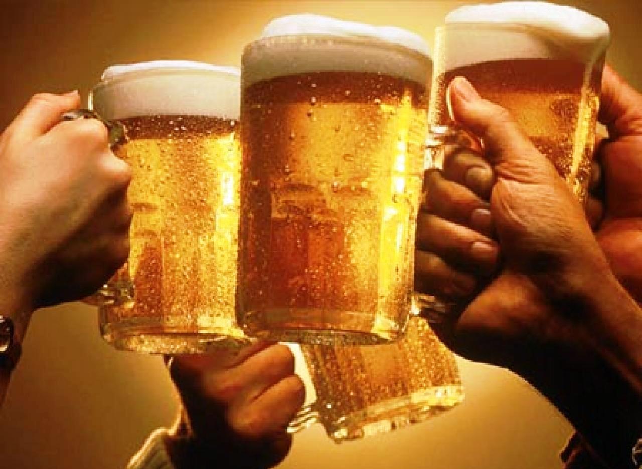 Cách uống rượu bia ít gây hại sức khỏe trong ngày nghỉ