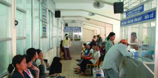 Bệnh nhân đến đăng ký tầm soát ung thư vòm họng tại BV Ung bướu TPHCM. Ảnh: Công Bằng