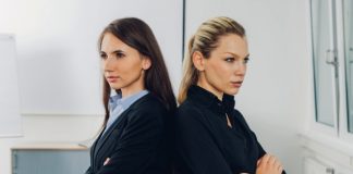 Này nàng cáo, biếu không chồng tôi cho cô đấy!