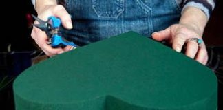 Cách cắm hoa hồng hình trái tim cho ngày Valentine