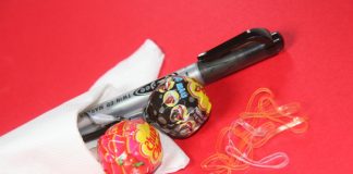 Gói kẹo mút thành con ma Halloween vui nhộn ngộ nghĩnh