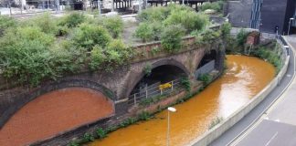 Cả con sông biến thành màu cam sau một đêm