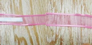 Cắm hoa tinh tế trong lọ đứng