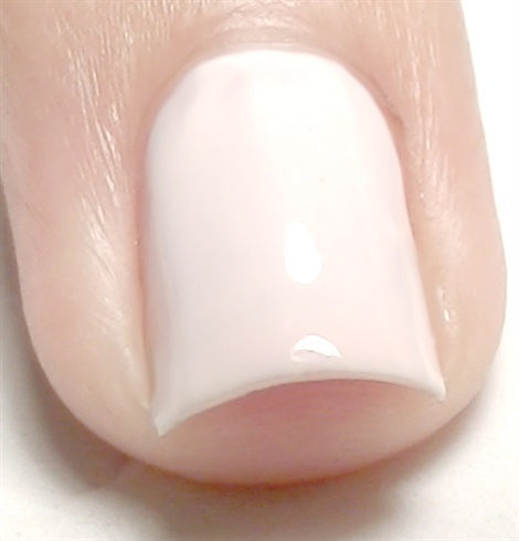 Begin to apply your favorite base coat, paint your nails whith a light color and let them dry