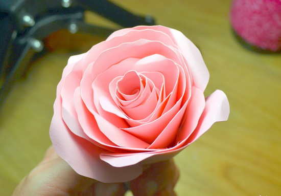 Khéo tay làm hoa hồng bằng giấy đẹp y như thật