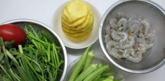 Canh tôm nấu chua ngon cho bữa cơm chiều