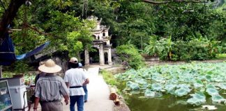 Thăm chùa trên Bích Động