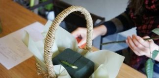 Đầu tuần học cách cắm giỏ hoa cực đơn giản trang trí nhà