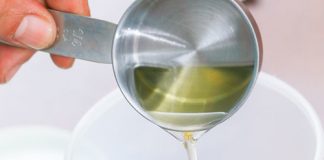 Hỗn hợp tẩy da chết cho môi căng mịn từ đường và dầu oliu