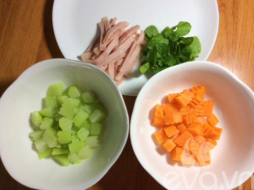 Làm salad su su và cà rốt màu sắc
