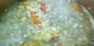 Thịt nấu canh chua đưa cơm ngày lạnh