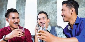 "Ẩn ức tình dục của đàn ông Việt phô trên bàn nhậu"