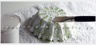 Cách biến miếng lót bàn thành bát cắm hoa