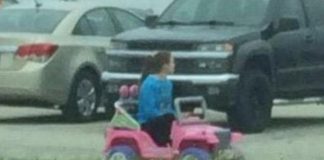 Nữ sinh viên lái chiếc ô tô đồ chơi trẻ em đi học gây sốt