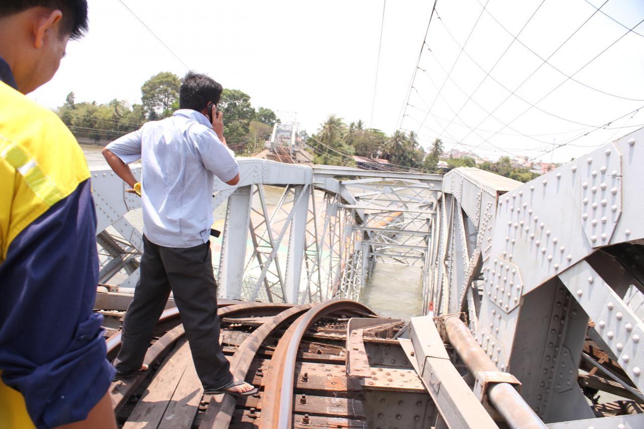 Sập Cầu Ghềnh: Chuyển khách đường sắt kẹt ở Ga Biên Hòa qua đường bộ