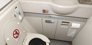 Hành khách sex trong toilet, tiếp viên mỉa mai qua loa phóng thanh