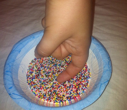 Thử ngay cách vẽ móng tay kẹo bi sắc màu cho bạn thêm ngọt ngào