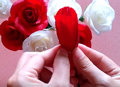 Tổng hợp cách làm hoa hồng bằng giấy nhún 'dễ nhất quả đất'