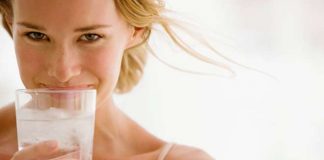 5 loại nước bạn nên uống vào buổi tối để da trắng dáng xinh 1