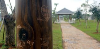 Khuôn viên tượng đài mẹ Việt Nam bị bôi bẩn vì 'lời thề tình yêu'