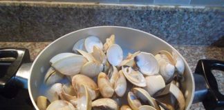 Nấu bún riêu ngao nóng hổi