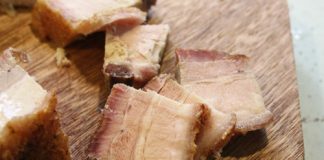 Canh thịt lợn quay nấu với dưa cải chua