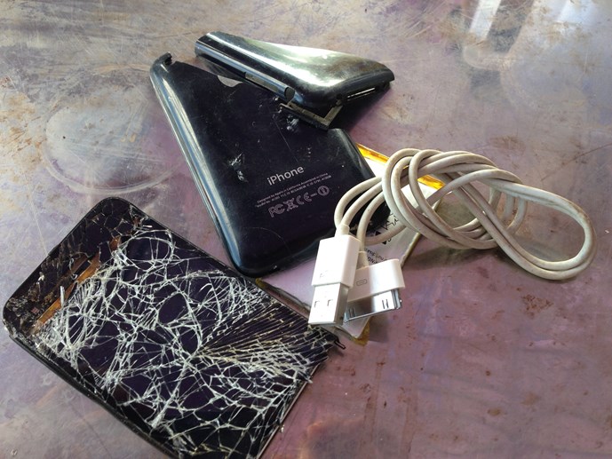 Thai phụ nghi bị điện giật chết khi sạc iPhone: Điện thoại cũ nhưng sạc chính hãng