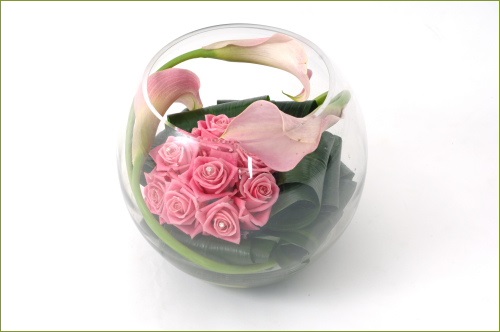 Những cách cắm hoa cực xinh trong bình thủy tinh tròn