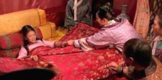 Vì sao ngày xưa bà đỡ luôn giục người nhà đun nước sôi?