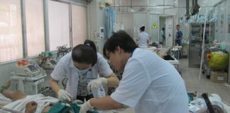 Xe đi đám cưới gặp nạn, 7 người nhập viện