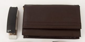 Tự chế 'áo' ren sành điệu cho túi xách cũ