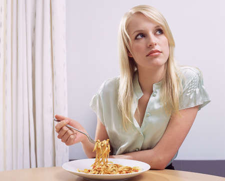 Ăn tối muộn tiềm tàng nhiều nguy hiểm cho sức khỏe