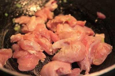 Cách xào thịt gà ngon với dưa chuột và nấm cho cuối tuần