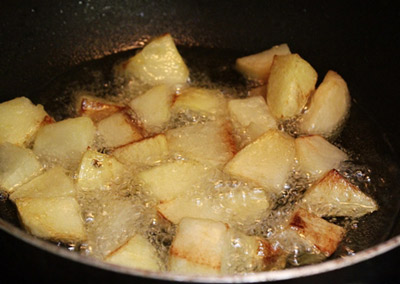 Hướng dẫn nấu món thịt gà xào khoai tây chiên