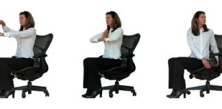 Động tác ép cổ tay có thể thực hiện chỉ với chai nước hay một quyển sách.