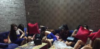 Tiếp viên mặc đồ mát mẻ phục vụ khách nước ngoài