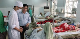 Xe chở khách từ TP.HCM về quê ăn tết lao xuống vực